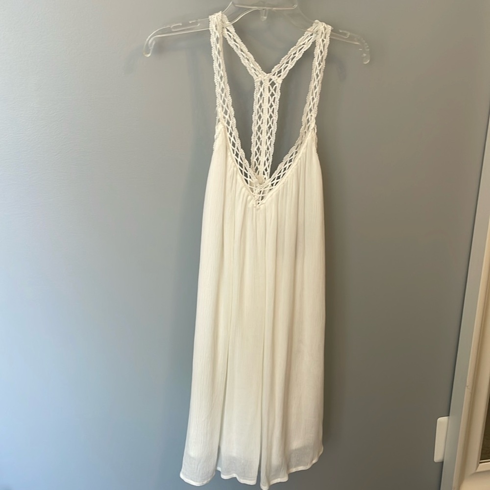 Lulu’s white dress